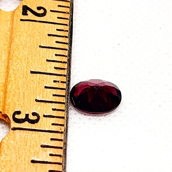 Rhodolite Garnet loose gemstone 10x8mm 2.88 cts - Picture 3 of 3